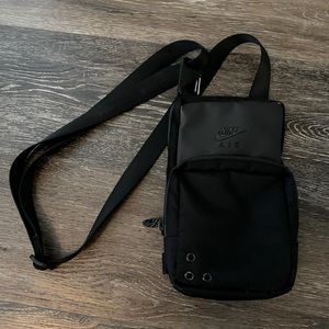 NIKE | BLACK AIR ADJUSTABLE CROSSBODY